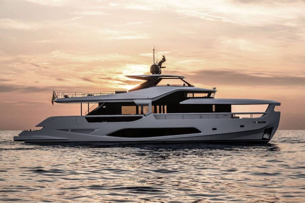 ferretti yachts infynito 80 exterior side view